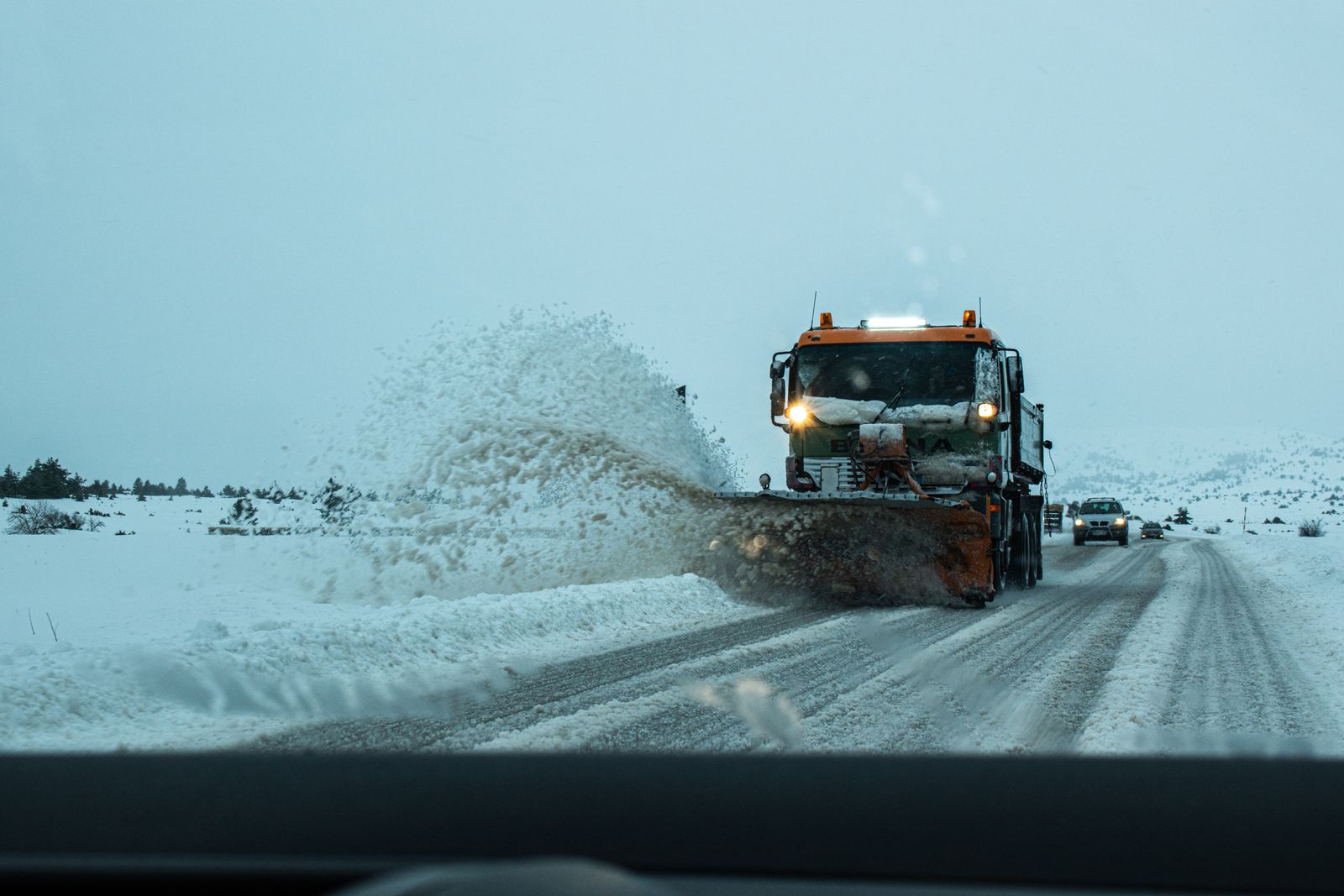 除雪作業を行う車両